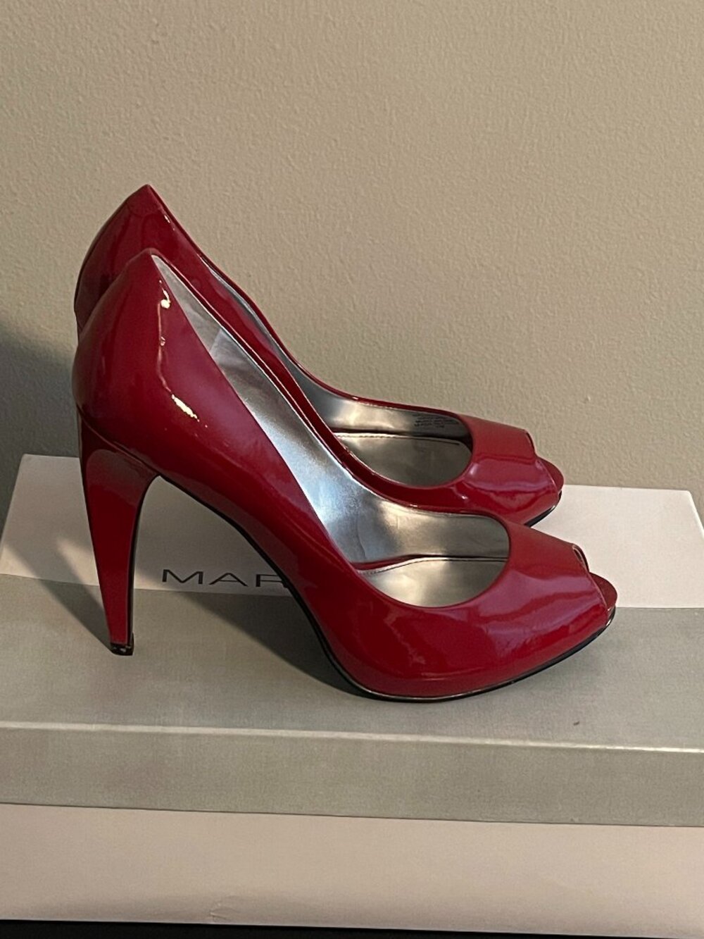 Marc Fisher Womens Red Leather PeepToe Classic Pumps, size 7